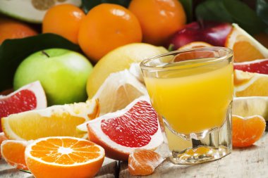 Büyük cam ölçek multifruit narenciye kokteyl