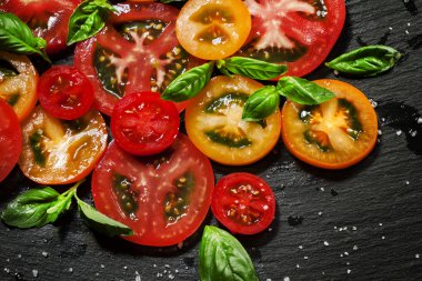 Renkli domates ve fesleğen salata için malzemeler  