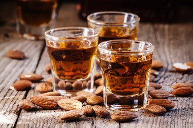 İtalyan amaretto likör kuru badem ile 