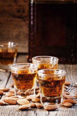 İtalyan amaretto likör kuru badem ile 