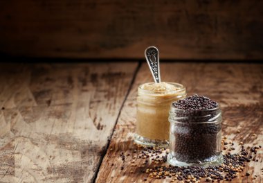 Bir cam kavanoz ve tohumlar siyah ve sarı hardal 