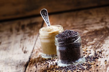 Bir cam kavanoz ve tohumlar siyah ve sarı hardal 