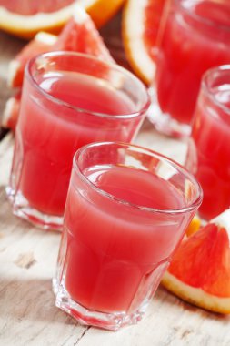 Votka ve kanlı portakal suyu ile kırmızı kokteyl