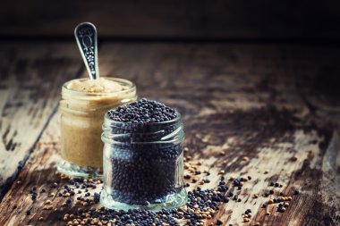 Bir cam kavanoz ve tohumlar siyah ve sarı hardal 