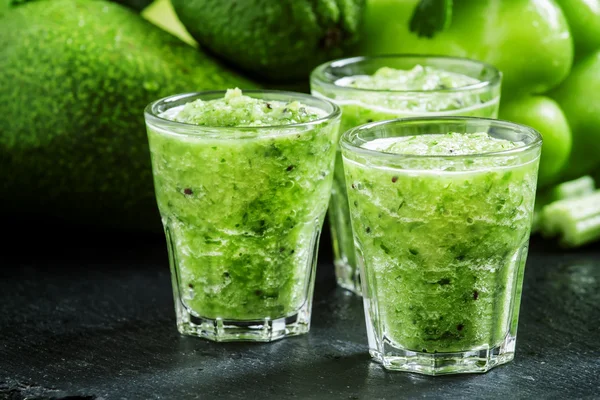 Färsk grön detox smoothie — Stockfoto