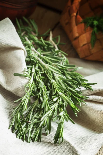 Rosemary fragrante picante fresco em um guardanapo cinza — Fotografia de Stock