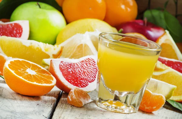Multifruit citrus cocktail in het bekerglas van groot glas — Stockfoto