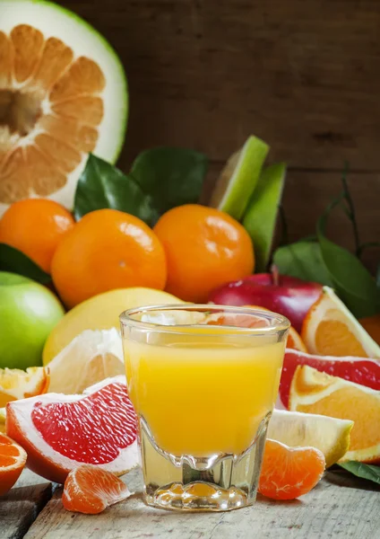 A nagy üveg főzőpohárba multifruit citrus koktél — Stock Fotó