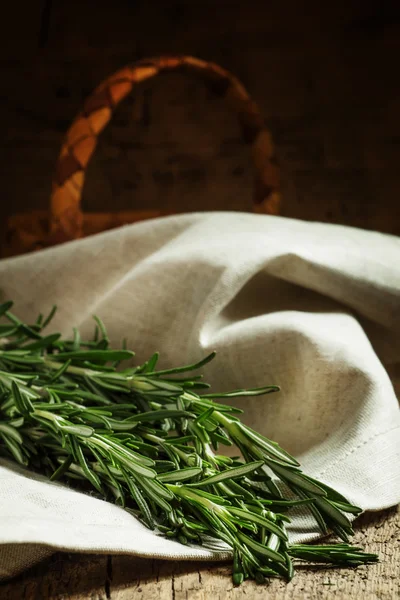 Frisch würzig duftender Rosmarin auf grauer Serviette — Stockfoto