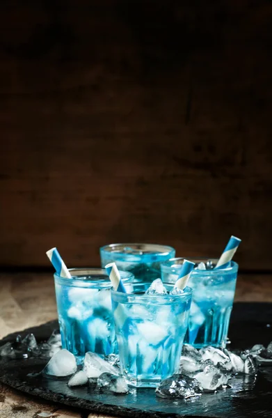 Blauer Cocktail mit Crushed Ice — Stockfoto