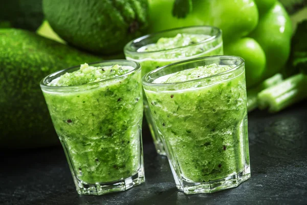 Färsk grön detox smoothie — Stockfoto