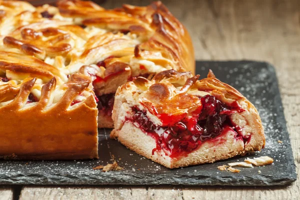 Pasteles dulces ricos en arándanos y fresas —  Fotos de Stock