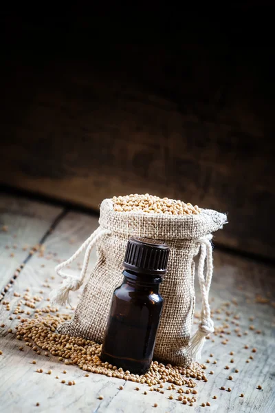 Olio essenziale di senape in una piccola bottiglia di vetro marrone — Foto Stock