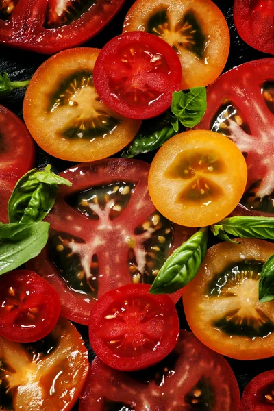 Ингредиенты для салата из цветных помидоров и базилика — стоковое фото
