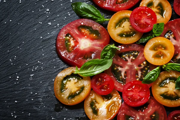 Ingredienser för sallad av färgglada tomater och basilika — Stockfoto