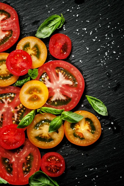 Ингредиенты для салата из цветных помидоров и базилика — стоковое фото
