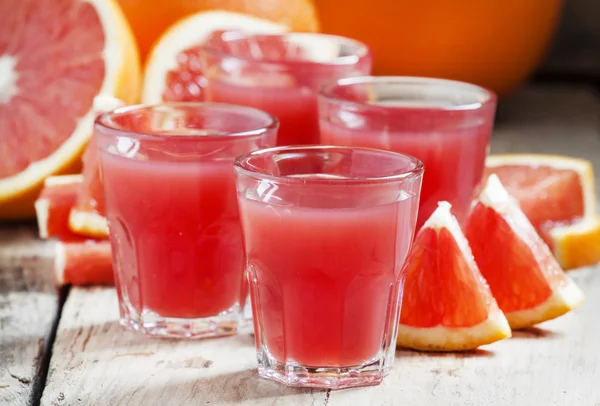 Красный коктейль с водкой и кровавым апельсиновым соком — стоковое фото