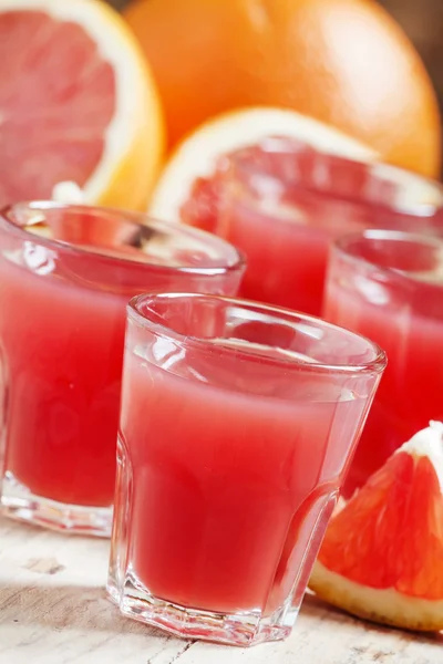 Красный коктейль с водкой и кровавым апельсиновым соком — стоковое фото