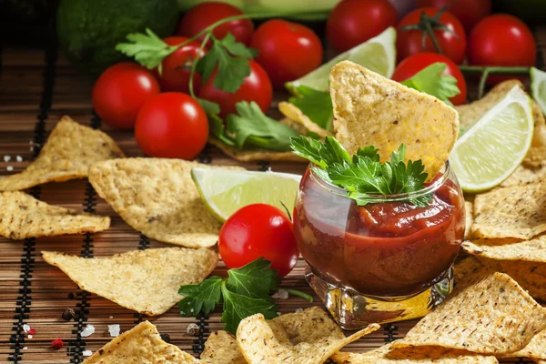 Nachos mexicanos con salsa de tomate picante —  Fotos de Stock
