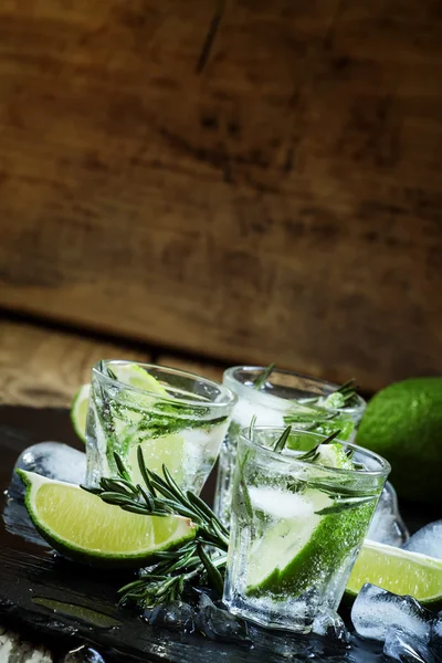 Biberiye ve buz ile limon limonata — Stok fotoğraf