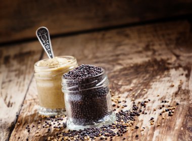 Bir cam kavanoz ve tohumlar siyah ve sarı hardal 