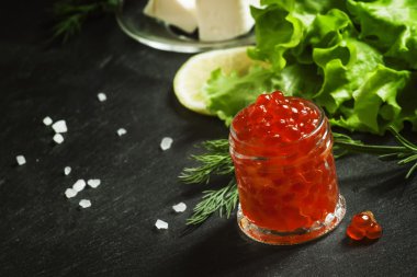 Kırmızı havyar marul, dere otu, biberiye, limon, deniz tuzu ve tereyağı ile