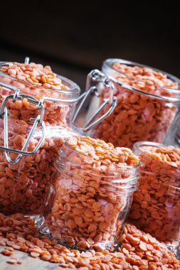 Kavanozların içinde yararlı kırmızı mercimek  