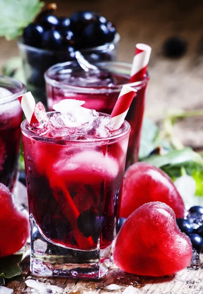 Cocktail de bagas com corações vermelhos feitos de gelo — Fotografia de Stock