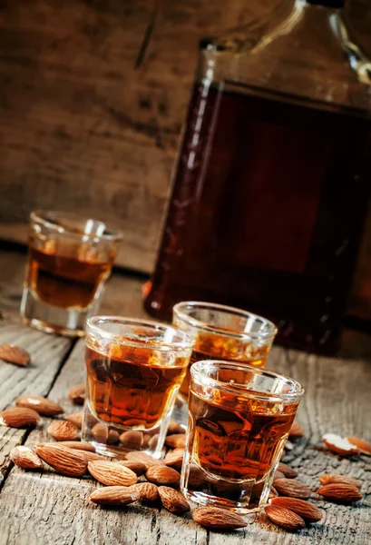 Italienska amaretto likör med torr mandel — Stockfoto