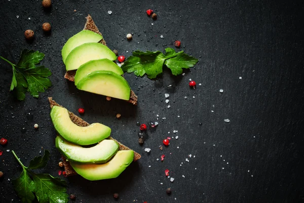 Panini con avocado e spezie — Foto Stock