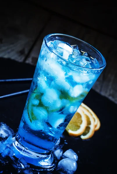 Blue Lagoon cocktail med orange och is — Stockfoto