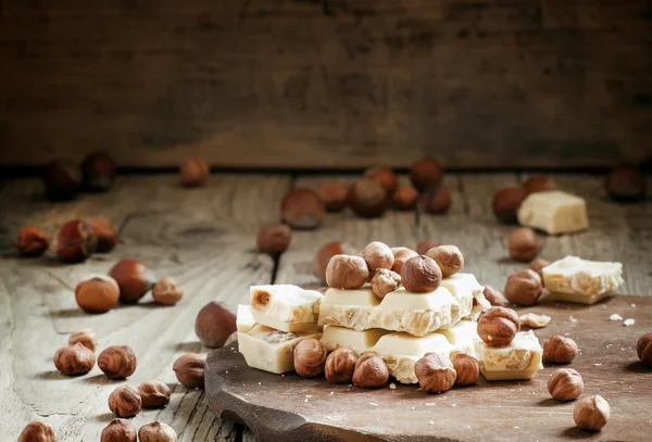 Vit choklad med hasselnötter — Stockfoto