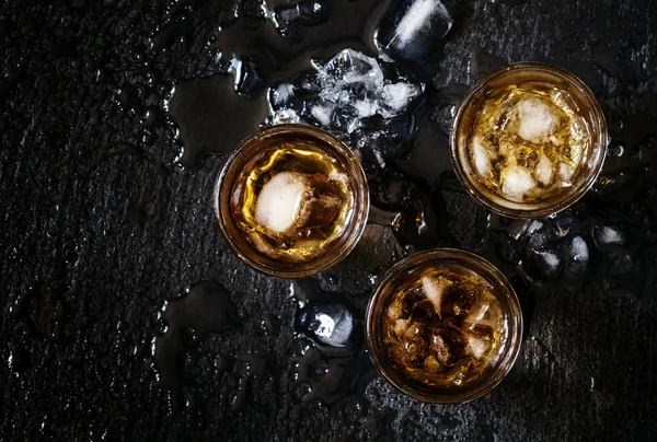 Koude whisky in glazen met crushed ijs — Stockfoto