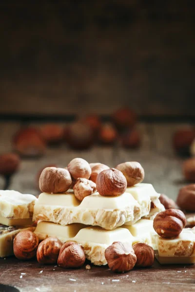 Chocolate blanco con avellanas —  Fotos de Stock
