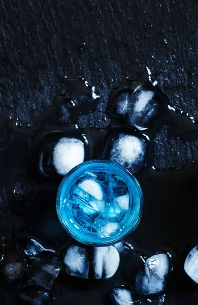 Cóctel azul con cubitos de hielo — Foto de Stock