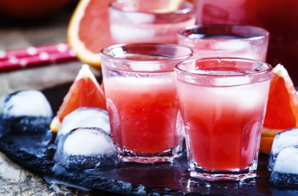 Succo fresco da arancia di sangue con cubetti di ghiaccio — Foto Stock
