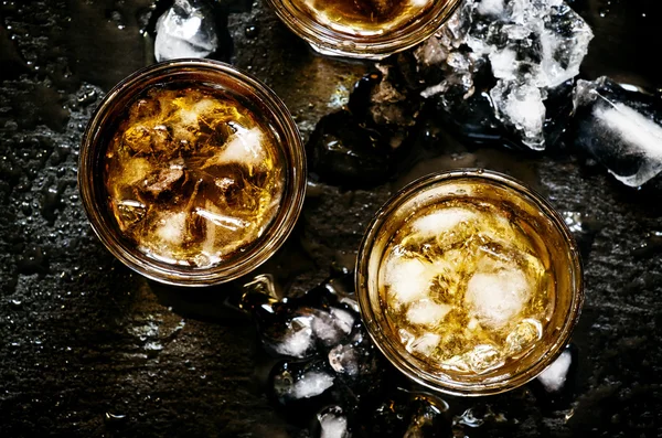 Cold whiskey in glasses with crushed ice — Stock Photo, Image