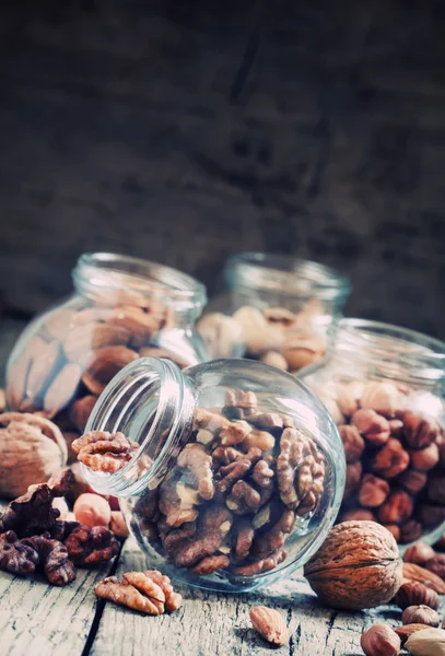 Valnötter i en glasburk, nöt mix — Stockfoto