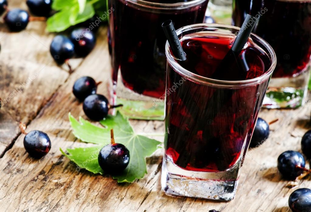 Cold vodka with blackcurrant juice and fresh berries — Stock Photo © 5PH 108197066