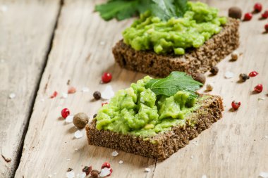 Siyah çavdar ekmeği ve avokado mousse ile sandviç 