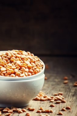 Bir beyaz porselen kase kuru sarı bezelye