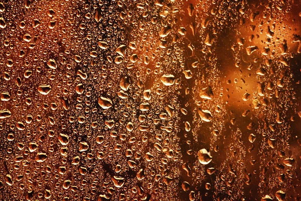 Gotas de lluvia en una ventana en un frío día de invierno —  Fotos de Stock