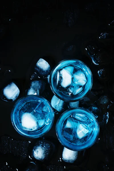 Cóctel azul con cubitos de hielo sobre fondo de piedra negra — Foto de Stock