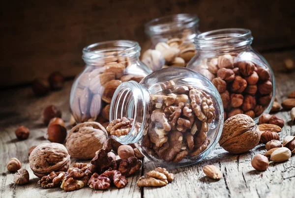 Nueces en un frasco de vidrio, mezcla de nueces —  Fotos de Stock