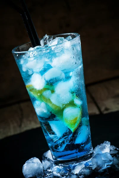 Blauer Lagunencocktail mit Orange und Eis — Stockfoto