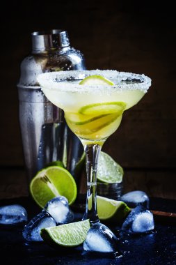 Alkollü kokteyl ROM ve limonlu kokteyl