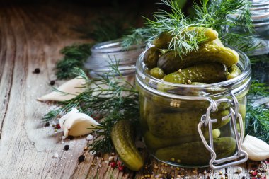 Küçük salatalık turşusu turşusu cam kavanozda