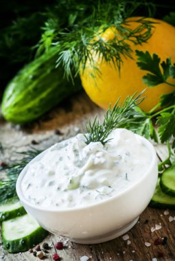 Bir beyaz porselen kase Ranch sos 