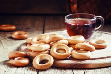 Siyah çay ile kurutulmuş simit 