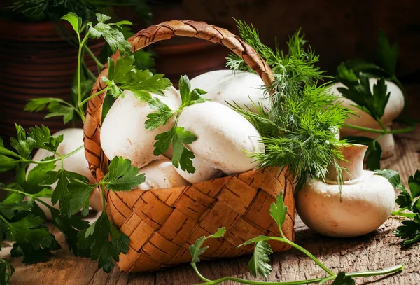 Champiñones en una cesta de mimbre — Foto de Stock